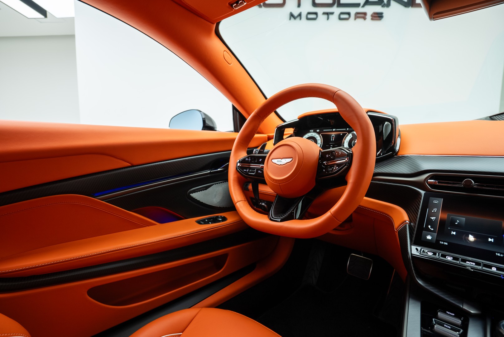 2025 ASTON MARTIN VANQUISH. FULL CARBON.
